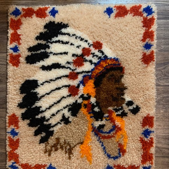 Vintage Hook Rug wall hanging - First Nations in Headdress w/fringe - Picture 2 of 3